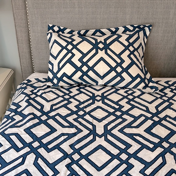 Pottery Barn Duvet Cover & Shams (Queen) - Picture 1 of 4